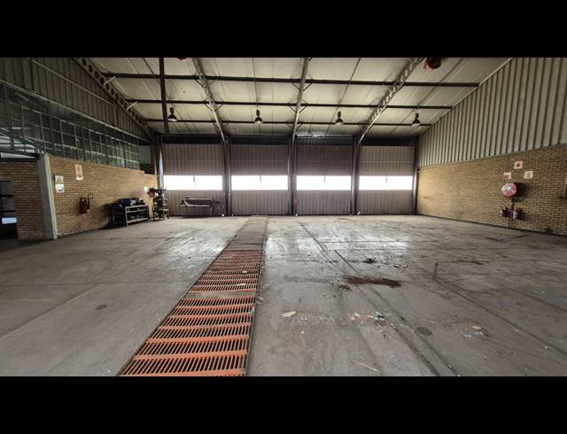 2,450M² WAREHOUSE TO LET IN APEX